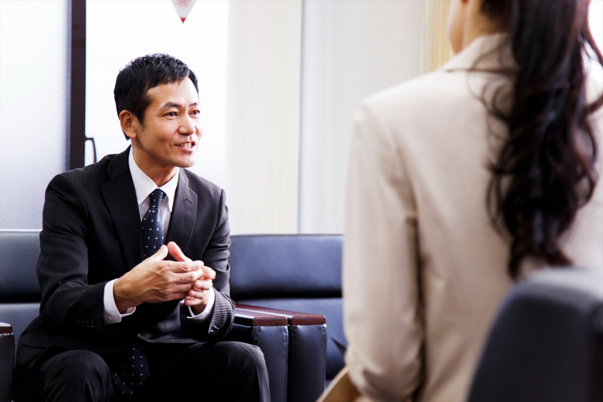 話をする男性スタッフ (2)